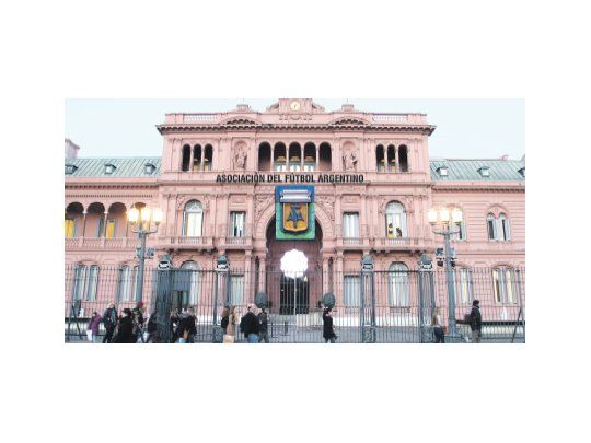 El sillón de Grondona, junto al de Rivadavia