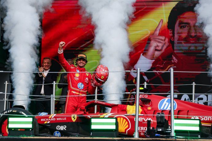 Carlos Sainz disfruta del podigo tras ganar el Gran premio de México. Además, fue la primera victoria para Ferrari en el Autódromo Hermanos Rodríguez después de más de 30 años y la primera en esta tercera etapa en la que nuestro país forma parte del calendario de la Fórmula 1.