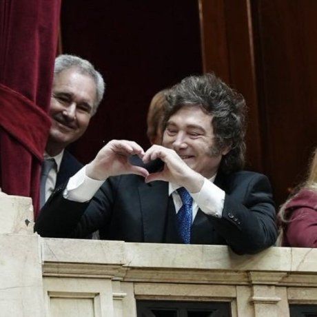 Milei realizando gestos de corazones hacia el sector de la izquierda.
