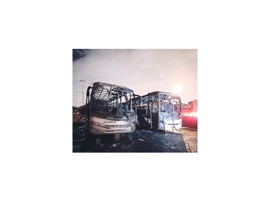 Un grupo de paulistanos incendió colectivos en la madrugada de ayer en protesta contra un caso de gatillo fácil policial. La presidenta Dilma Rousseff debió deplorar el crimen para tratar de calmar los ánimos.