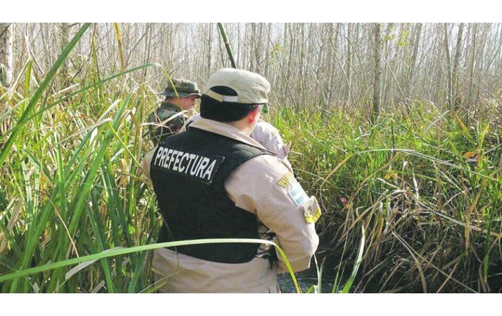 Búsqueda. La Prefectura realizó rastrillajes desde el agua y la tierra. La búsqueda ayer abarcó un radio de unos 200 kilómetros cuadrados.