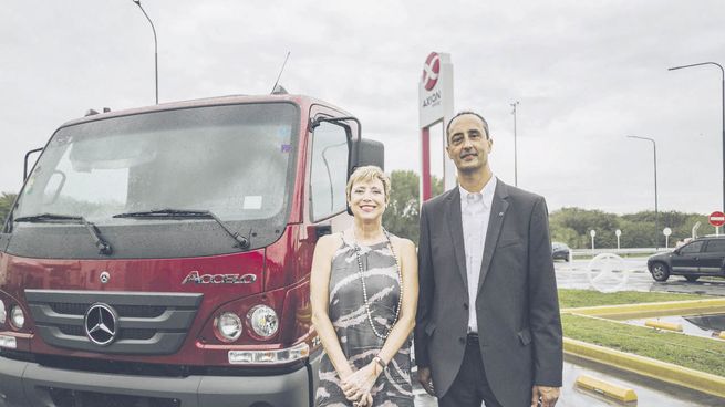 firma. Raúl Barcesat (Mercedes-Benz) y Sandra Yachelini (Axion).
