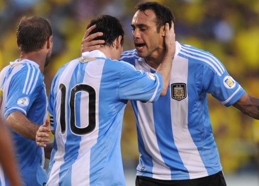 Abrazo. Leandro Desábato felicita a Messi por el gol ante Colombia.