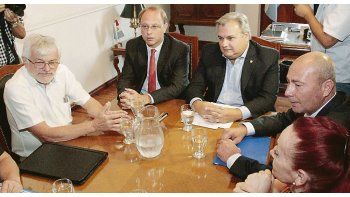 ámbito.com | semana clave. Funcionarios santafesinos, ayer durante el round con docentes y estatales.