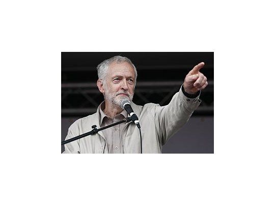 El laborista Jeremy Corbyn votó en contra de la invasión de Irak de 2003 y propone reestatizar empresas inglesas privatizadas.