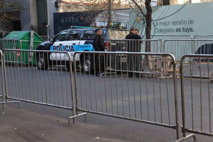 La calle Olleros se encuentra con fuerte custodia policial.
