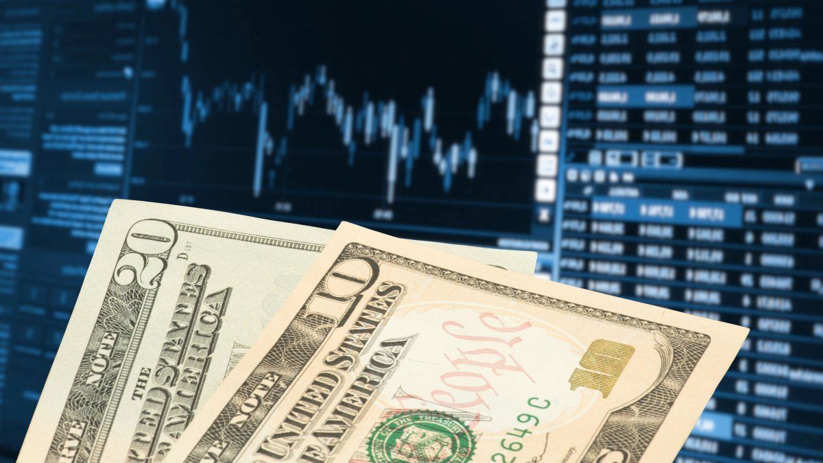 How many dollars have Luis Caputo’s economic team left to contain the pressures before the 2025 elections