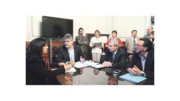 Daniel Filmus, Pedro Guastavino y Marcelo Fuentes encabezaron ayer en el Senado la  Comisión de Relaciones Exteriores. También recibieron a familiares de los activistas de Greenpeace detenidos en Rusia.