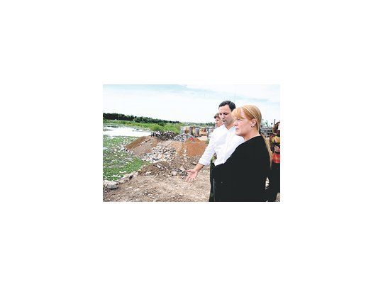 La candidata por el Frente Amplio Progresista Cívico y Social, Margarita Stolbizer, recorrió un barrio construido sobre un basural en José León Suárez, y dialogó con los vecinos sobre la problemática de los basurales a cielo abierto y la falta de agua potable en el lugar. Stolbizer estuvo acompañada por el concejal Daniel Ivoskus.