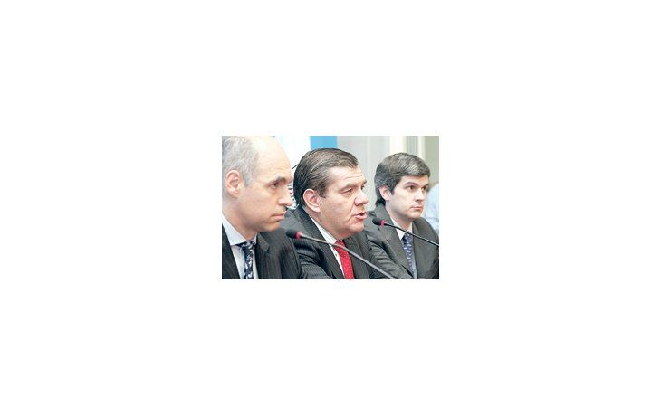 ámbito.com | Horacio Rodríguez Larreta; el ministro de Seguridad porteño, Guillermo Montenegro, y el secretario general Marcos Peña, ayer, al dar el anuncio del desplazamiento del jefe de la Policía Metropolitana.
