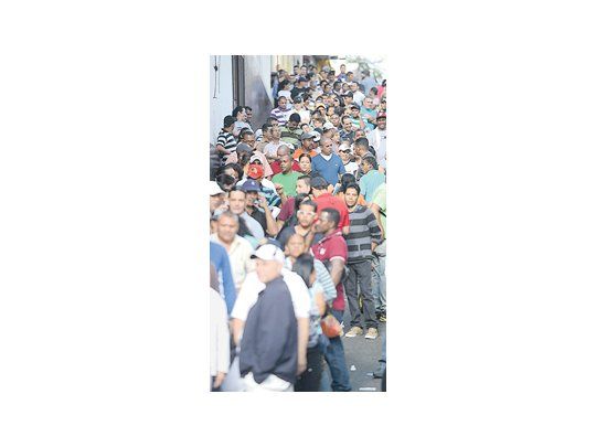 El deseo de los simpatizantes chavistas de que continúe la llamada «revolución bonita» y de los opositores, deseosos de renovar el liderazgo de Venezuela después de catorce años de hegemonía bolivariana, movilizaron desde muy temprano a millones de electores.