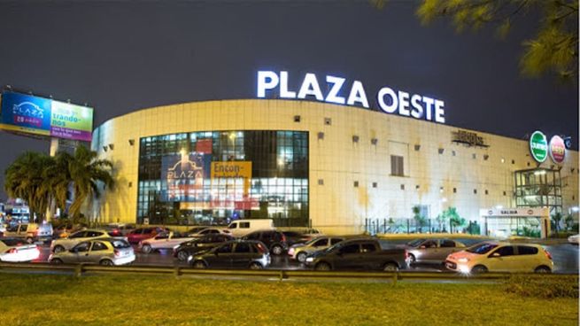 Se desplomó parte del cielorraso en un shopping de Morón.