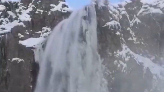 El frío congeló una cascada en Neuquén.&nbsp;