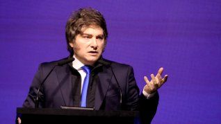 Milei insta a los economistas a dejar de lado el concepto erróneo del passthrough y a enfocarse en la cantidad de dinero como la verdadera causa de la inflación. 