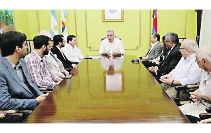Respaldo. El gobernador de Misiones, ayer junto a los representantes de entidades financieras y pymes, explica los alcances del plan.
