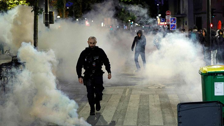 80,000 police and gendarmes protect the streets from possible violent infiltrations.