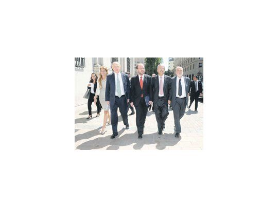 Pisaré las calles de Santiago: Débora Giorgi, Héctor Timerman, el canciller chileno Alfredo Moreno, Julio De Vido y el embajador Ginés González García.