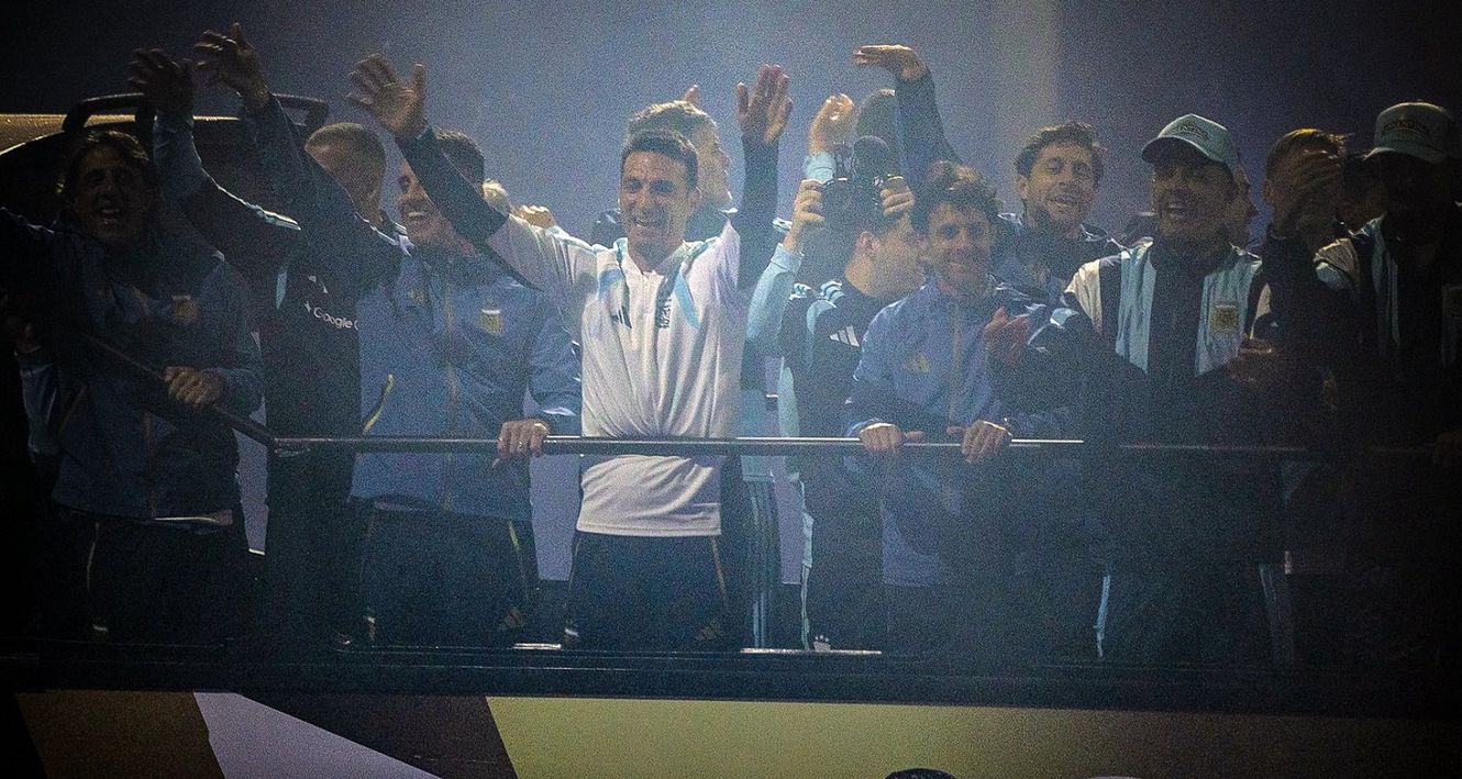 La Selección argentina se trasladó en un micro descapotable desde Ezeiza al predio de la AFA.&nbsp;