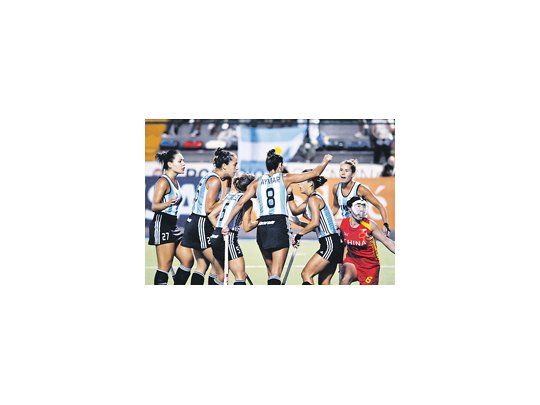 Las Leonas se abrazan tras marcar el tercer tanto que le dio la victoria y el pasaje a la semifinal.