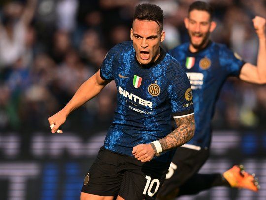 No se rinde. Inter ganó con un gol de Lautaro Martínez y sigue cerca de Milan en la Serie A.
