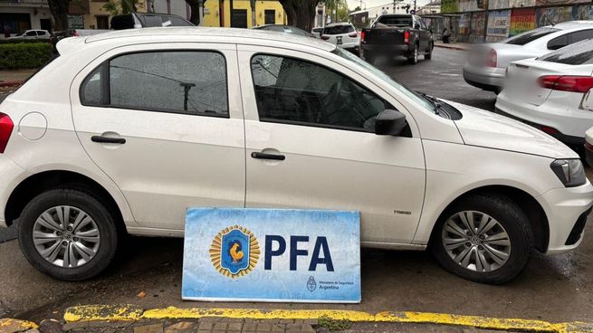 Agentes del Departamento Federal de Investigaciones de la Policía Federal realizaron el operativo en Tortuguitas, donde detuvieron a dos sospechosos y secuestraron un auto robado, una motocicleta y documentación vinculada a la maniobra delictiva.