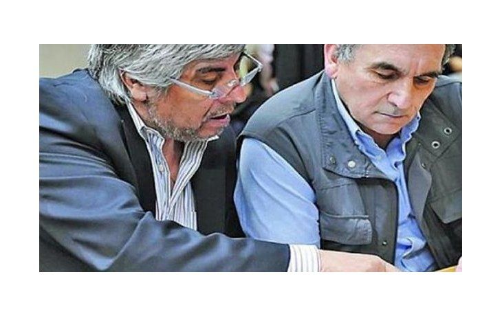 El secretario general de la CGT Azopardo, Hugo Moyano, junto a Juan Carlos Schmid