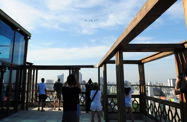 Los F-16 alcanzan una velocidad mach 2. Los F-16 alcanzan una velocidad mach 2.