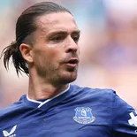 Grealish aparece dormido rodeado de vasos y botellas, mientras sus amigos intentaban despertarlo. Grealish aparece dormido rodeado de vasos y botellas, mientras sus amigos intentaban despertarlo.