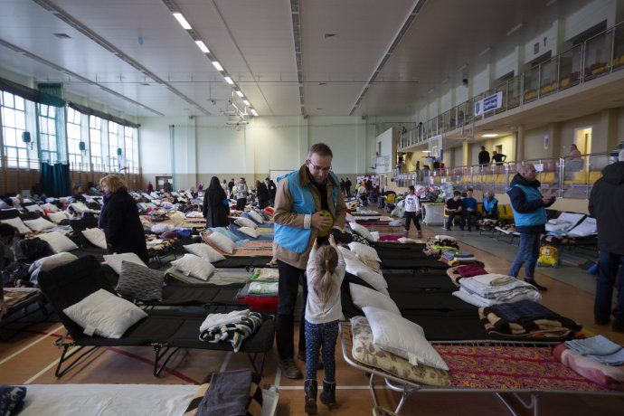 Centro de recepción de personas refugiadas que huyen de Ucrania en una escuela de Medyka, Polonia.
