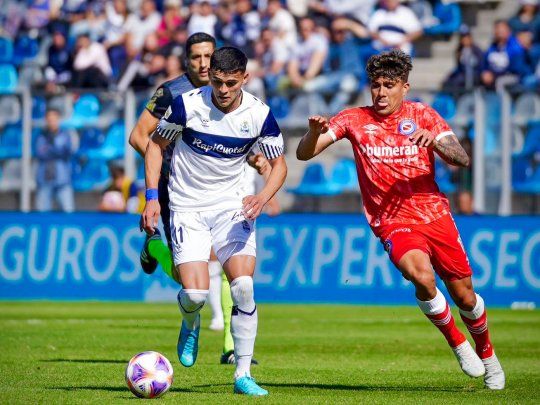 Iguales y disconformes. Gimnasia y Argentinos Juniors empataron en La Plata y perdieron puntos valiosos en su lucha por clasificar a la Copa Libertadores.