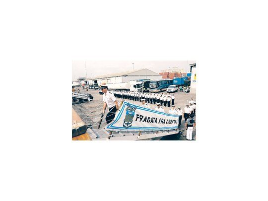 Los 98 marinos que llegaron a Ghana en un vuelo chárter desde la Argentina abordaron la fragata Libertad que a las 14 de ayer partió rumbo a Mar del Plata.