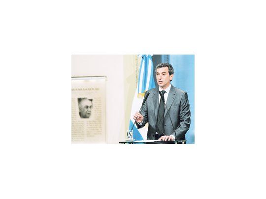 El ministro Florencio Randazzo al anunciar ayer la estatización del Sarmiento prometió igual decisión en las otras líneas si los concesionarios no cumplen contratos y pautas de funcionamiento.