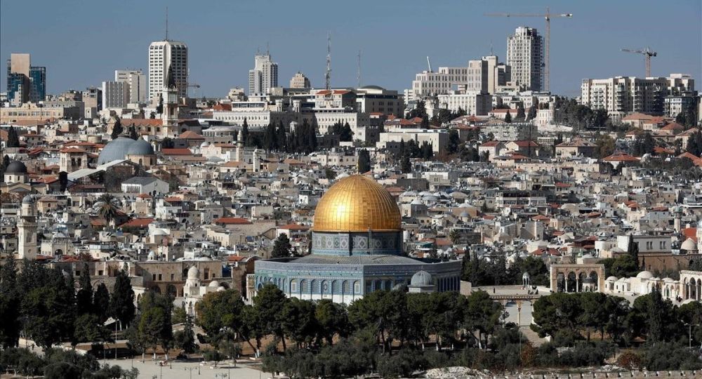 El mandatario estadounidense comunicó la intensión a su par palestino, quien lo alertó por las graves consecuencias al ser un espacio en disputa entre judíos, musulmanes y cristianos.