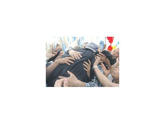 Luego dehablarde acechanzasy sugerircomplots,NéstorKirchner seescapó de sucustodia y selanzó asaludar a losmilitantesque fueron asu acto enJosé C. Paz.