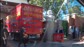 Un cami&oacute;n de mundanzas ingres&oacute;&nbsp;a la quinta presidencial de Olivos y se estima que Mauricio Macri y su esposa Juliana Awada iniciaron la mundanza.&nbsp;