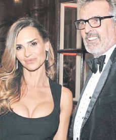 Altas presencias en la cena de DISFAM: María Vázquez junto con Benito Fernández, Gustavo Abichacra (DISFAM), Adolfito Cambiaso, “Pico” Mónaco y Sebastián Estevanez, quienes colaboraron para recaudar fondos.