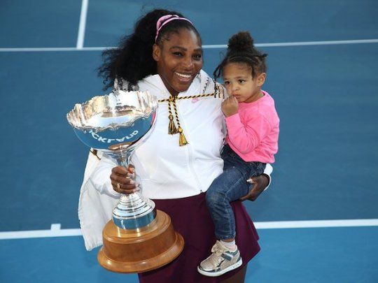 La estadounidense Serena Williams posa con su trofeo de Auckland junto a su primogénita Alexis Olympia Ohanian.