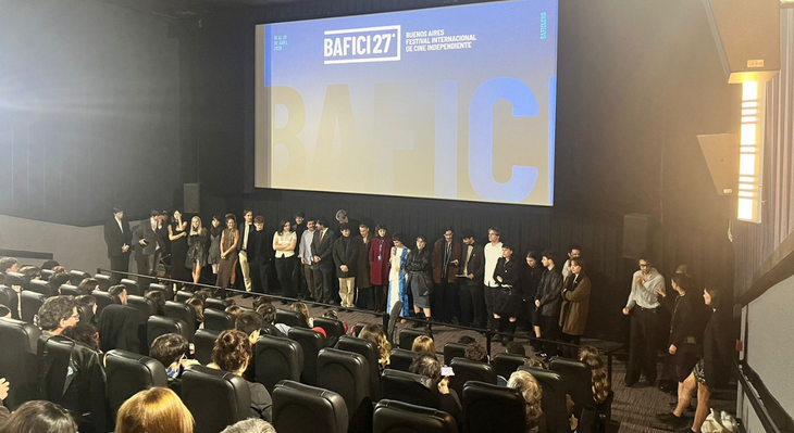 La directora Sol Iglesias SK hizo pasar al frente a todo el equipo de 