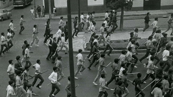 Un grupo de porros, comandado por Sergio Mariano Romero Ramírez, apodado el Fish, invade la Universidad Nacional Autónoma de México en 1966, provocando la renuncia del rector Ignacio Chávez..