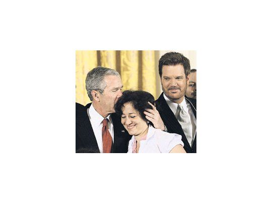 George W.Bush besaa YamileLlanesLabrada,esposa deun notoriodisidentecubanopreso,después desu discursosobre Cubaen la CasaBlanca. Elmandatarioaclaró queel embargocontra elrégimencastristasigue firme.