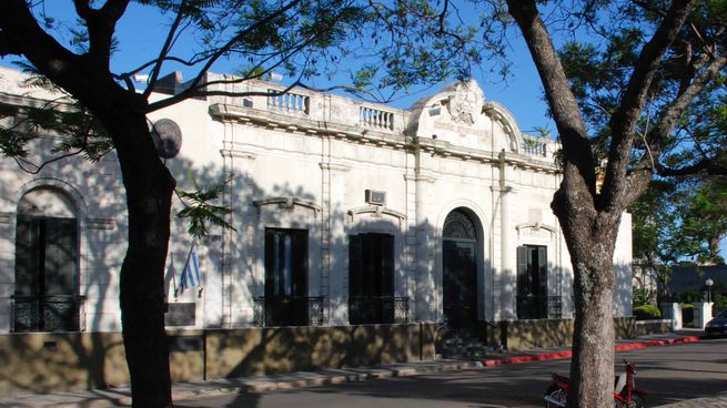 La gestión de Carlos Albisu apunta contra la de Andrés Lima por una deuda millonaria en Salto.