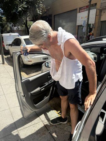 A doctor who parked his car in the Flores neighborhood, was violently attacked by trapitos after refusing to give them money. A doctor who parked his car in the Flores neighborhood, was violently attacked by trapitos after refusing to give them money.