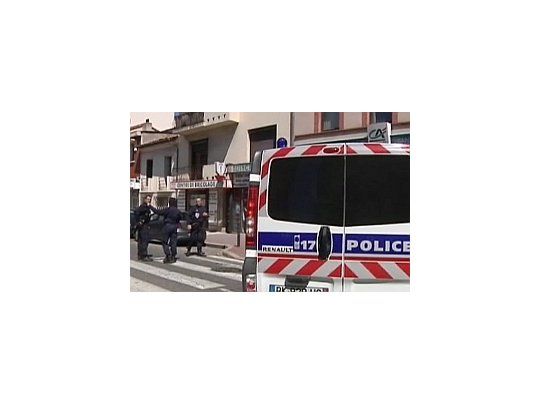 Francia: supuesto integrante de Al Qaeda tomó rehenes en un banco