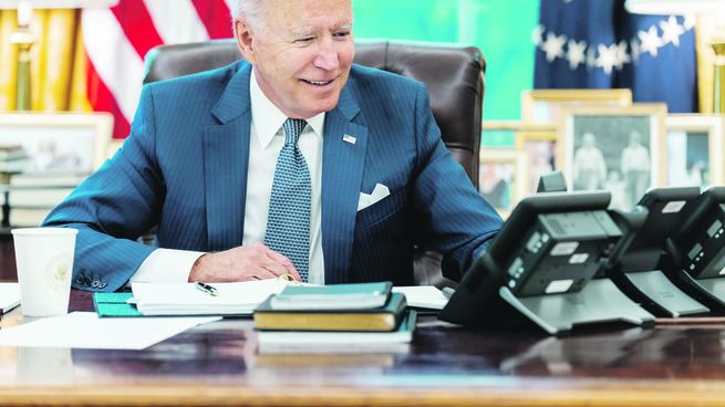 POSTAL. El presidente de EE.UU. Joe Biden fue retratado mientras conversaba telefónicamente con Emmanuel Macron.&nbsp;
