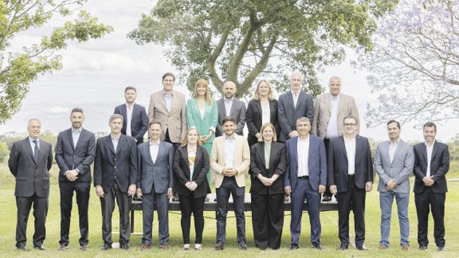 Gabinete. El gobernador electo de Santa Fe, el radical Maximiliano Pullaro, presentó el martes de manera oficial al gabinete que lo acompañará en su gestión. Pullaro exhibió la foto del encuentro en las redes sociales y comentó: “Somos un equipo plural, con un objetivo común: trabajar activamente, cada día, para atender las necesidades de toda la provincia y hacer realidad las transformaciones que hacen falta”. El penalista Pablo Coccoccioni será el ministro de Seguridad y Justicia.