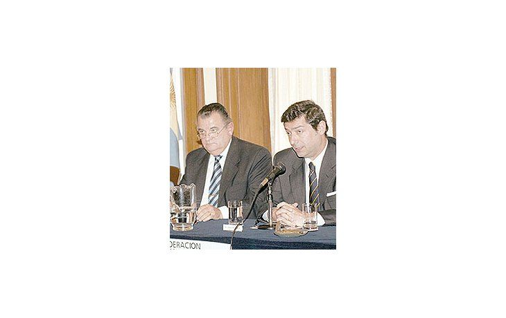 ámbito.com | El presidente de la Comisión de Arbitraje de la FACA, HéctorMéndez; y el ex ministro de Justicia Horacio Rossatti,durante la mesa redonda en la que se discutió el espinosoy polémico tema de las demandas contra la Argentina en eltribunal del Banco