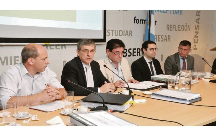 DETALLE. El ministro de Hacienda pampeano, Ernesto Franco, explicó ante legisladores las pautas del Presupuesto y Ley Impositiva.