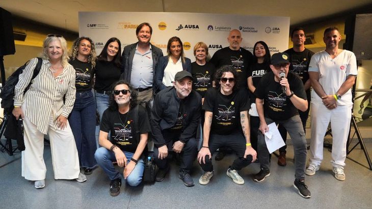 Virginia Lago, madrina de la Asociacion Farias, junto a Emiliano Yacobitti, vicerrector de la UBA, Matias Rojo, consejero superior de la UBA, y la banda Andando Descalzo. Virginia Lago, madrina de la Asociacion Farias, junto a Emiliano Yacobitti, vicerrector de la UBA, Matias Rojo, consejero superior de la UBA, y la banda Andando Descalzo.