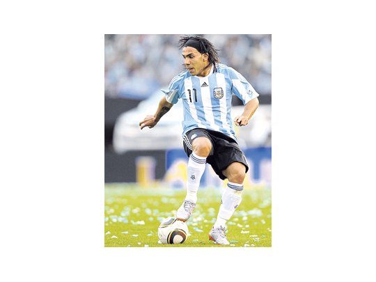 Carlos Tevez fue el mejor de la cancha y también lo fue en los entrenamientos. Por ahora es suplente, en un esquema que no admite más de dos delanteros juntos.