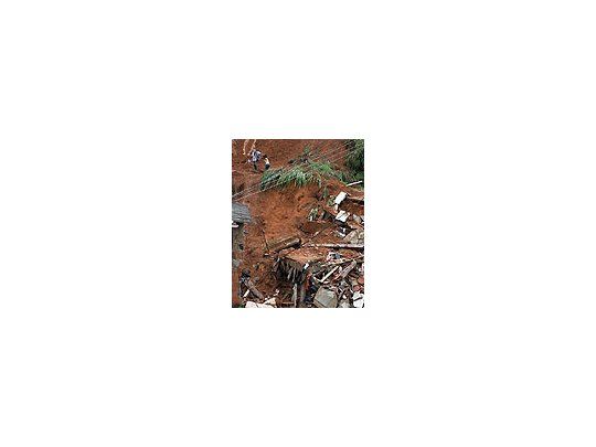 Los delizamientos de tierras son algunas de las causas de las muertes.